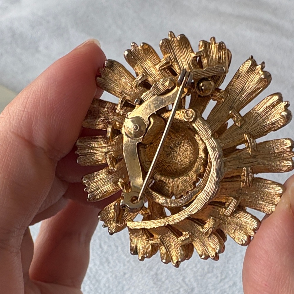 Vintage Coro Gold Floral Brooch - Picture 6 of 8